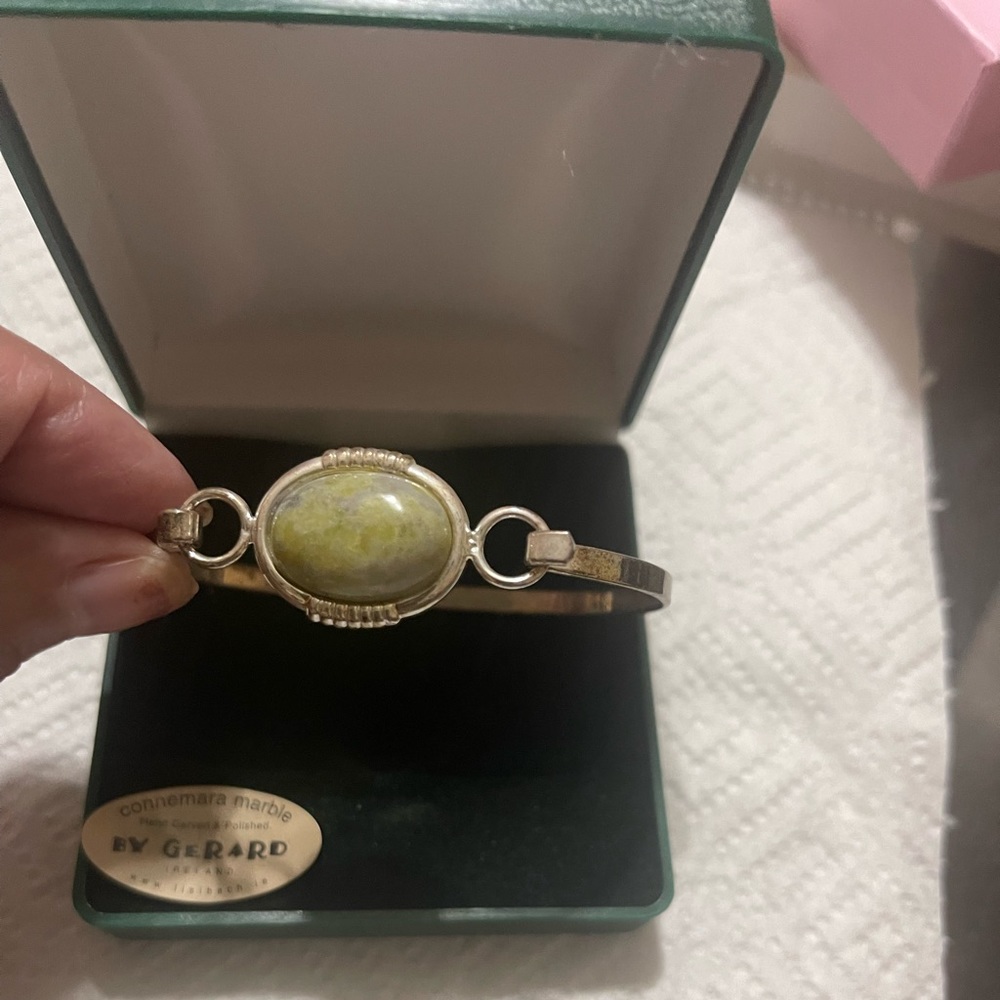 Beautiful bracelet NWT in original box